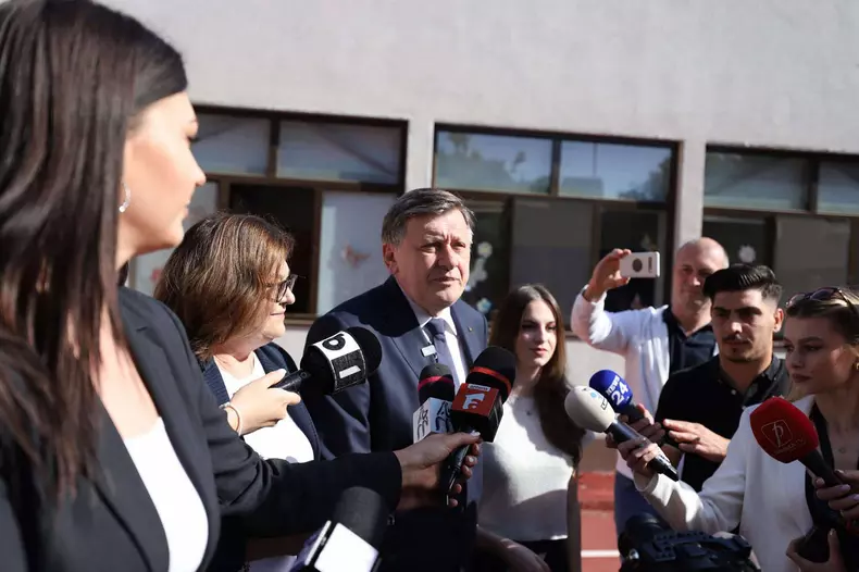 Crin Antonescu, sotia Adina Valean și fiica Irina alegeri 4 mai (9)