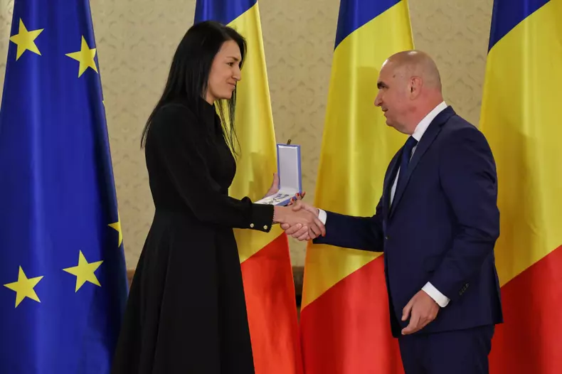 Cristina Neagu a fost decorată de președintele Ilie Bolojan 8