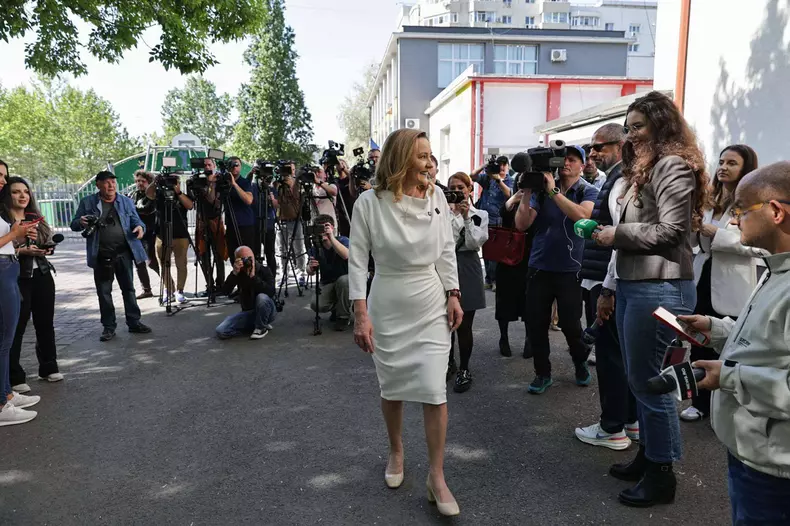 elena lasconi alegeri 4 mai (2)