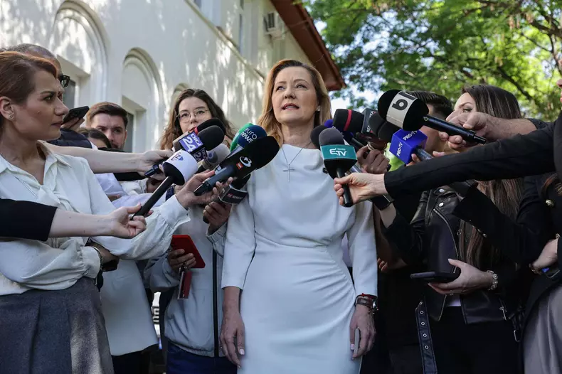 elena lasconi alegeri 4 mai (4)