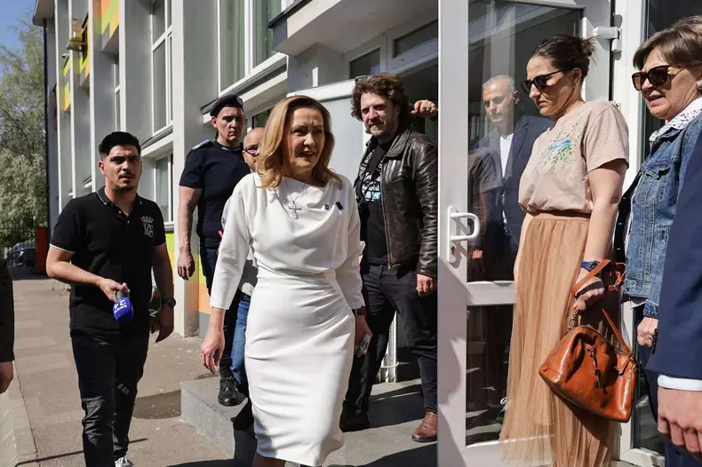 elena lasconi alegeri 4 mai (6)