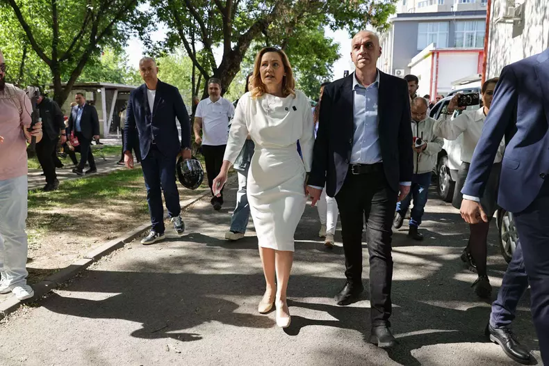 Elena Lasconi și soțul alegeri 4 mai (1)