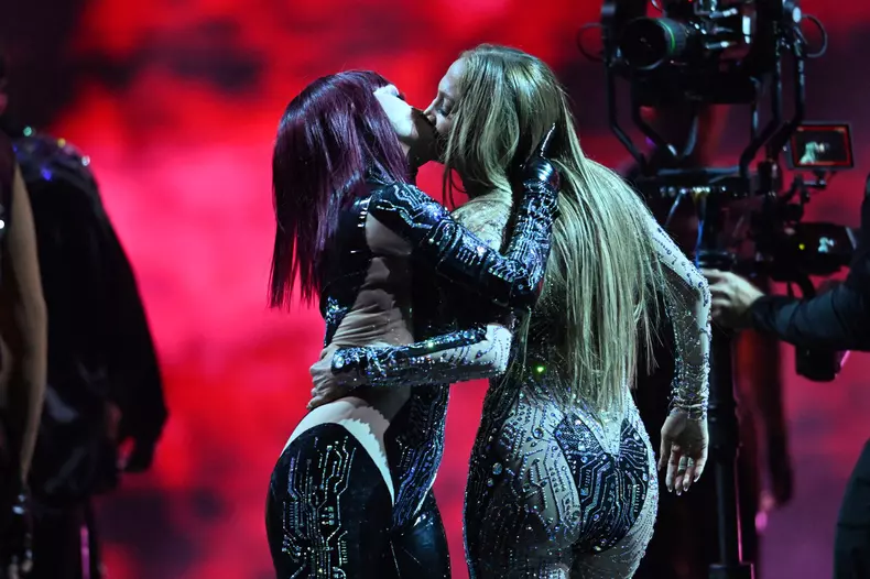 jennifer lopez sarut american music awards 2025 (2)