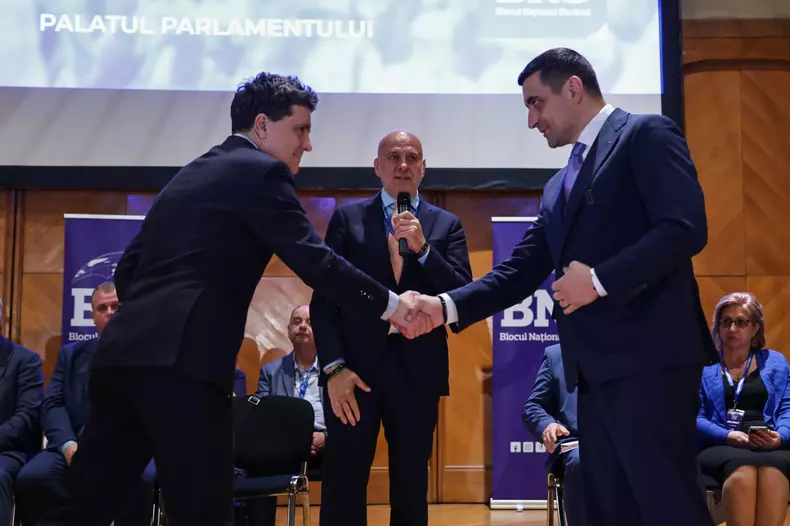 Nicușor Dan a dat mâna cu George Simion la Congresul BNS, dar la plecare. Foto: Vlad Chirea / Libertatea