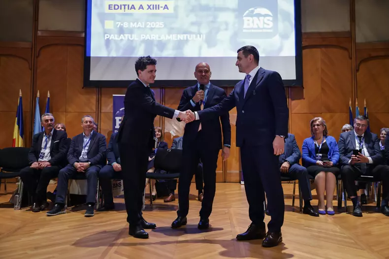 Nicușor Dan a dat mâna cu George Simion la Congresul BNS, dar la plecare. Foto: Vlad Chirea / Libertatea