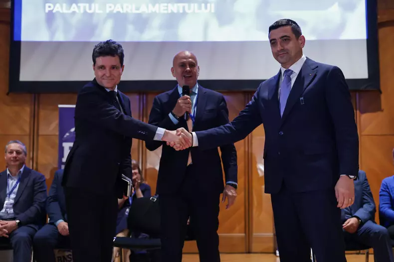 Nicușor Dan a dat mâna cu George Simion la Congresul BNS, dar la plecare. Foto: Vlad Chirea / Libertatea