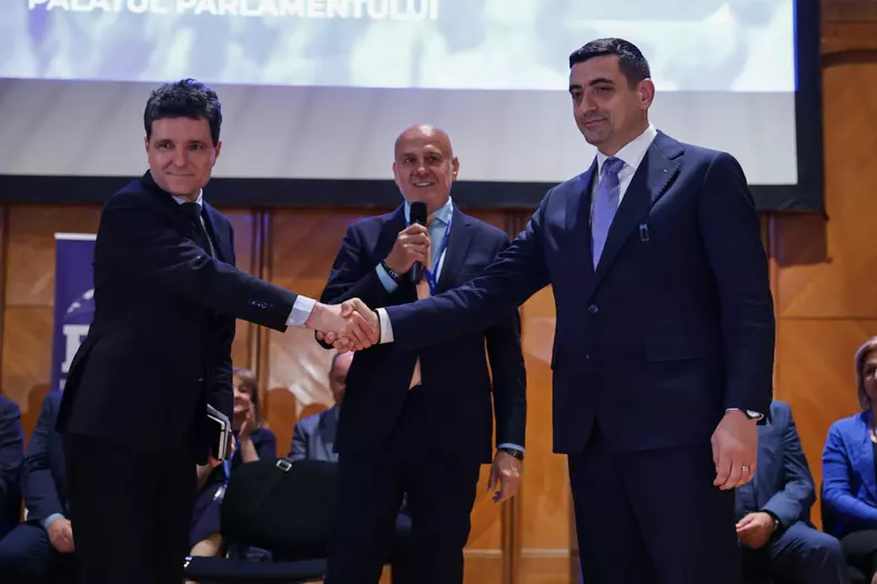 Nicușor Dan a dat mâna cu George Simion la Congresul BNS, dar la plecare. Foto: Vlad Chirea / Libertatea