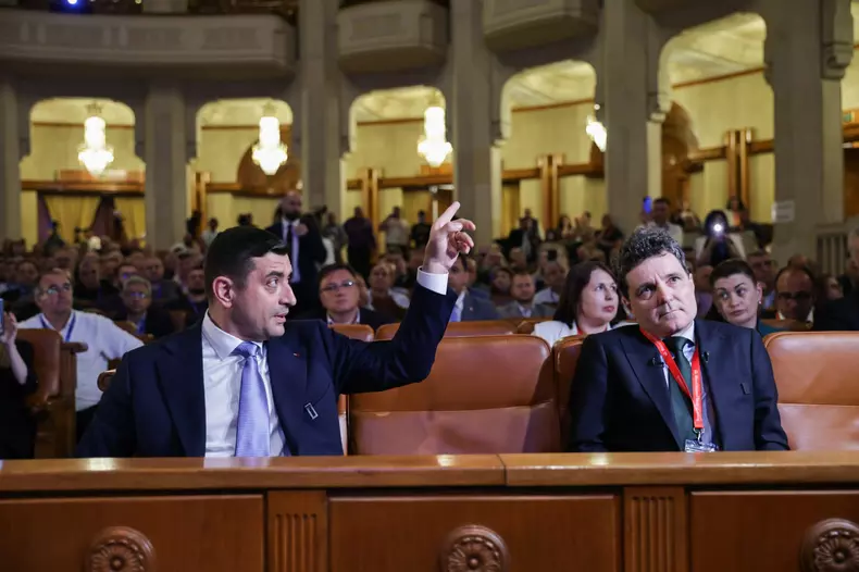 Nicușor Dan nu a dat mâna cu George Simion la începutul Congresului BNS și nici nu s-a uitat înspre el, deși au fost așezați unul lângă altul în sala din Parlament. Foto: Vlad Chirea / Libertatea