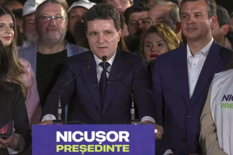 Nicușor Dan a ieșit pe locul 3 în primele rezultate exit poll publicate duminică, 4 mai, dar distanța față de locul 2 ocupat de Crin Antonescu este infimă. Foto: Inquam Photos / Octav Ganea