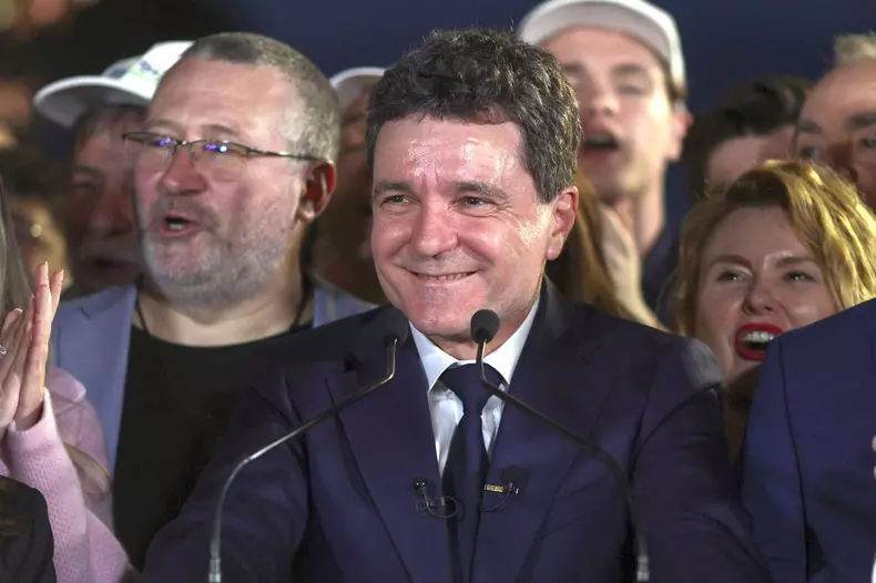 Nicușor Dan a ieșit pe locul 3 în primele rezultate exit poll publicate duminică, 4 mai, dar distanța față de locul 2 ocupat de Crin Antonescu este infimă. Foto: Inquam Photos / Octav Ganea