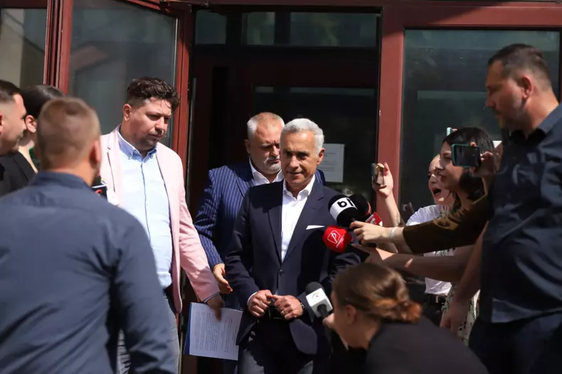 Călin Georgescu a fost așteptat la Parchetul General de aproximativ 100 de fani. Foto: Dumitru Angelescu / Libertatea
