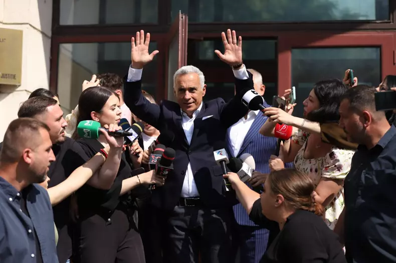 Călin Georgescu a fost așteptat la Parchetul General de aproximativ 100 de fani. Foto: Dumitru Angelescu / Libertatea