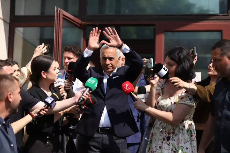 Călin Georgescu a fost așteptat la Parchetul General de aproximativ 100 de fani. Foto: Dumitru Angelescu / Libertatea