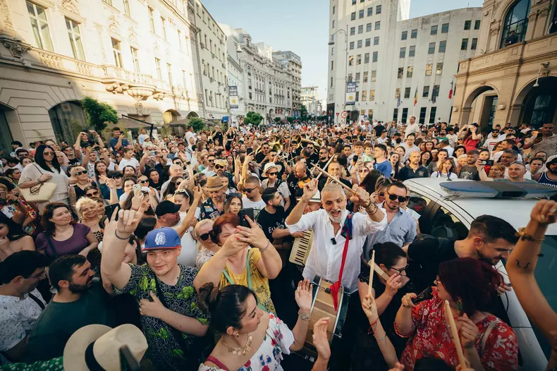 damian draghici pe calea victoriei cu formatia (1)