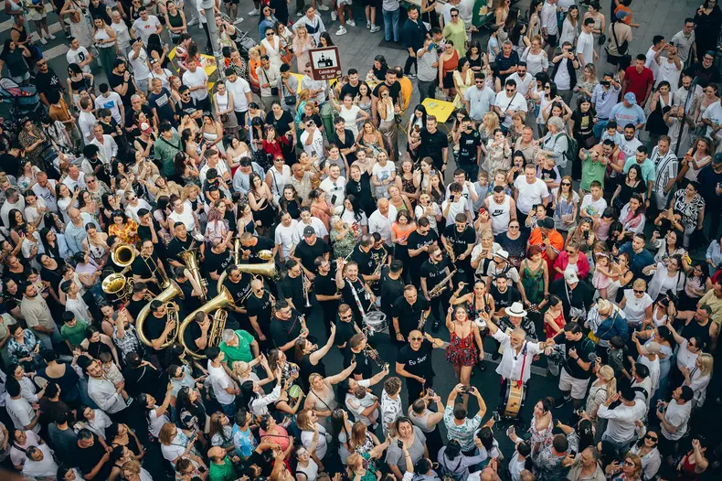 damian draghici pe calea victoriei cu formatia (2)
