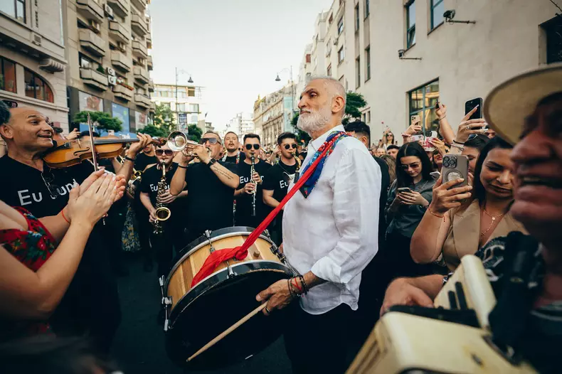 damian draghici pe calea victoriei cu formatia (6)