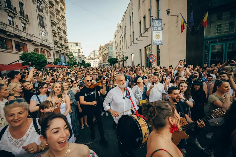 damian draghici pe calea victoriei cu formatia (7)