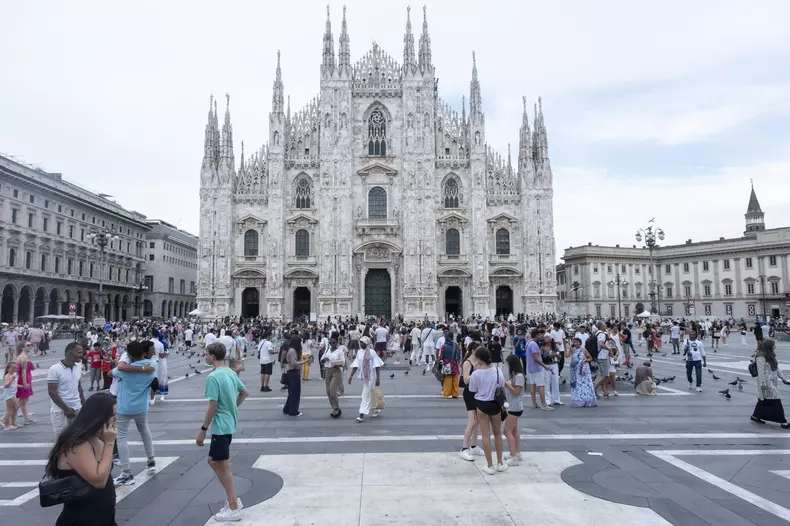 P.za Duomo, Via Dante, Castello sforzesco. Turisti visitano la città malgrado il clado e le temperature elevate.  - Cronaca - Milano, Italia - Mercoledì 14 agosto 2024.(Foto Alessandro Cimma/Lapresse)  ..P.za Duomo, Via Dante, Castello sforzesco. Tourists visit the city despite the clado and high temperatures.  - News - Milan, Italy - Wednesday, August 14, 2024.(Photo Alessandro Cimma/Lapresse)