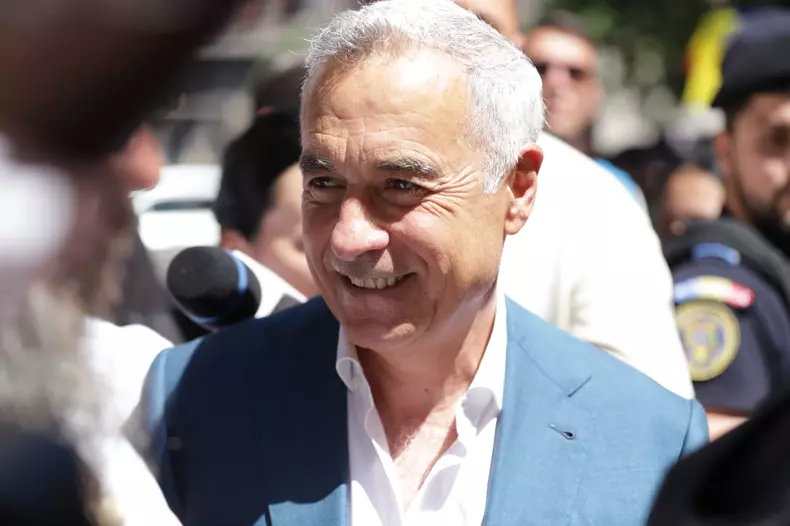 Călin Georgescu între susținători