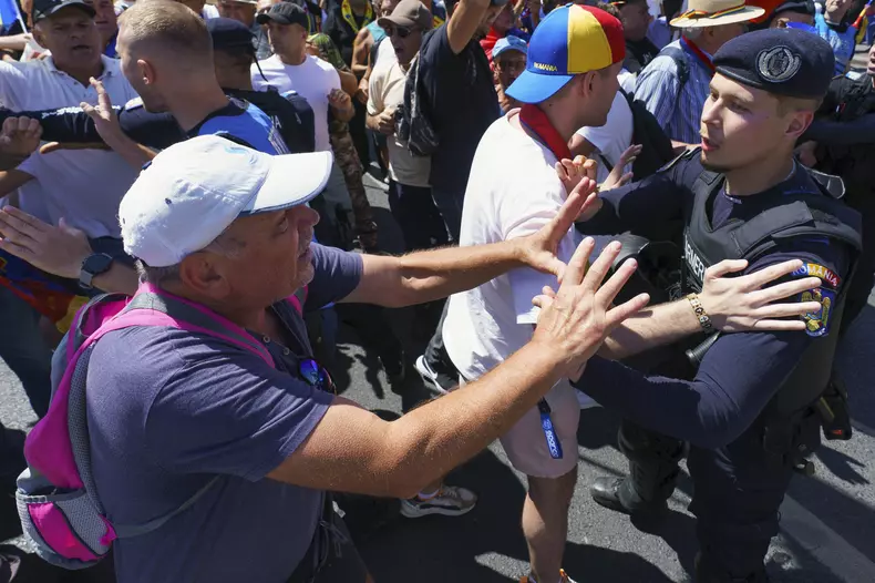 jandarm-protest-sustinatori calin georgescu-piata victoriei - 20 iulie 2025