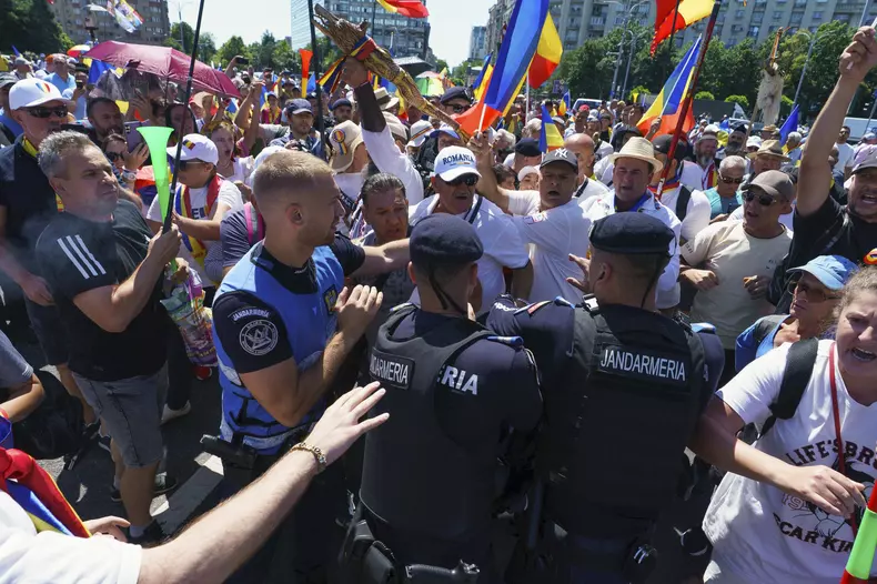 jandarmi-protest-sustinatori calin georgescu-piata victoriei 20 iulie 2025