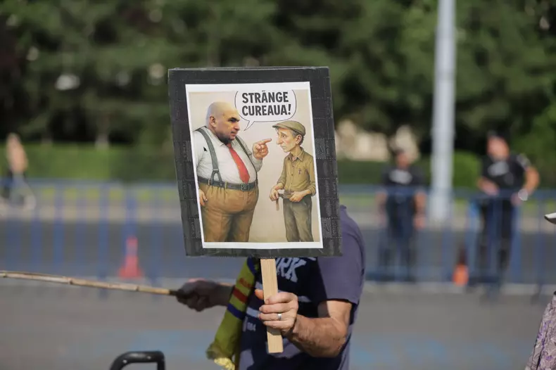 Protest în Piața Victoriei după mărirea TVA. Foto Dumitru Angelescu