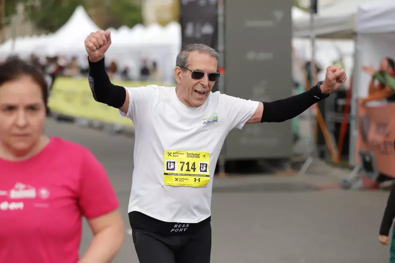 Alergător în vârstă de 82 de ani. Foto Dumitru Angelescu