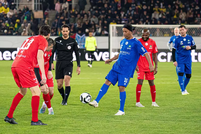 Lucerne, Switzerland, November 9th 2025 Ronaldinho (Brazil) in action during the Jogo Dos Famosos match between Ronaldinho and Friends and Swiss Legends at Swissporarena, Lucerne, Switzerland.   (Priscila Bütler / SPP)
