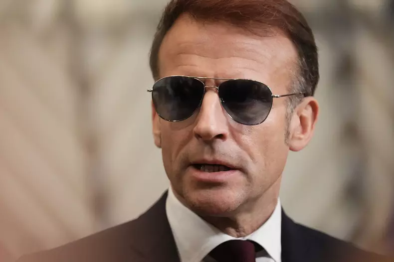Apariția lui Emmanuel Macron la Forumul Economic Mondial de la Davos a stârnit controverse, după ce președintele Franței a purtat ochelari de soare în interior