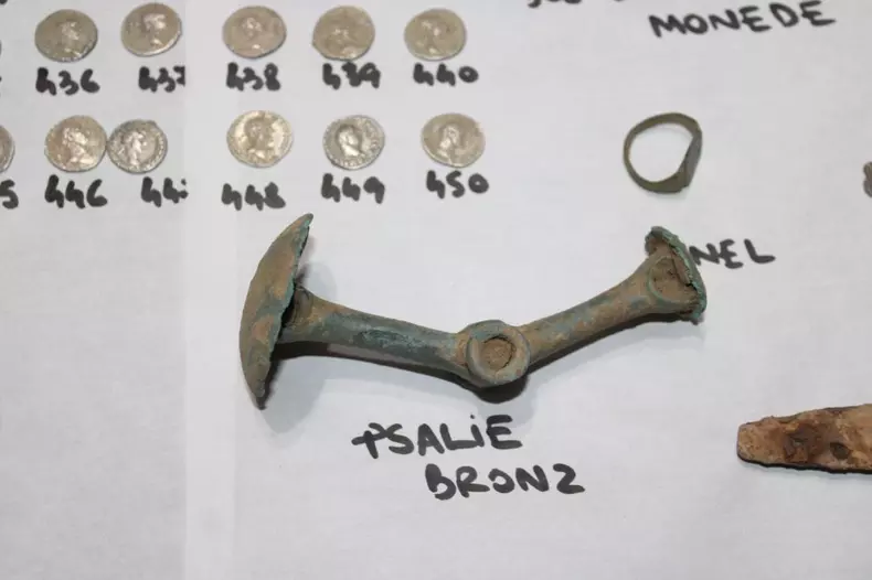 comoara-veche-2000-ani-descoperita-intamplator-botosani-600-monede-argint-bratari-dacice7