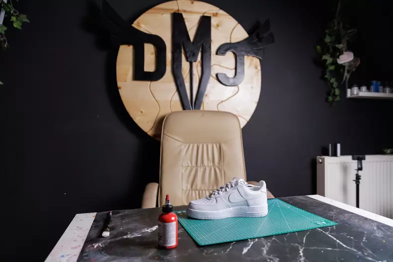 SNEAKERS