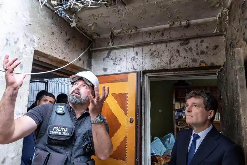 Cum arată apartamentul blocului din Galați devastat de căderea dronei rusești. Nicușor Dan a cerut să intre acolo (2)