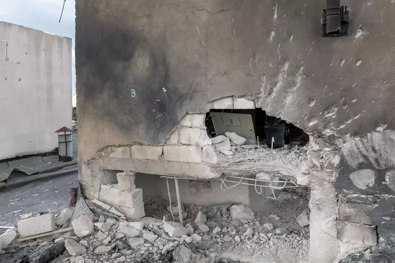 Cum arată apartamentul blocului din Galați devastat de căderea dronei rusești. Nicușor Dan a cerut să intre acolo (4)