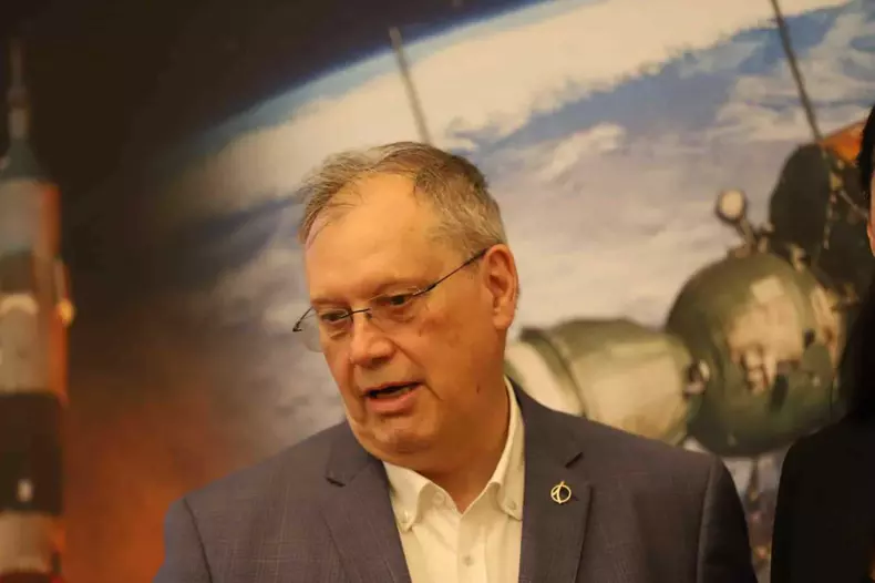 Dumitru Prunariu, singurul român care a zburat în Cosmos, aniversat în Senat după 45 de ani de la misiunea Soyuz 40 (6)