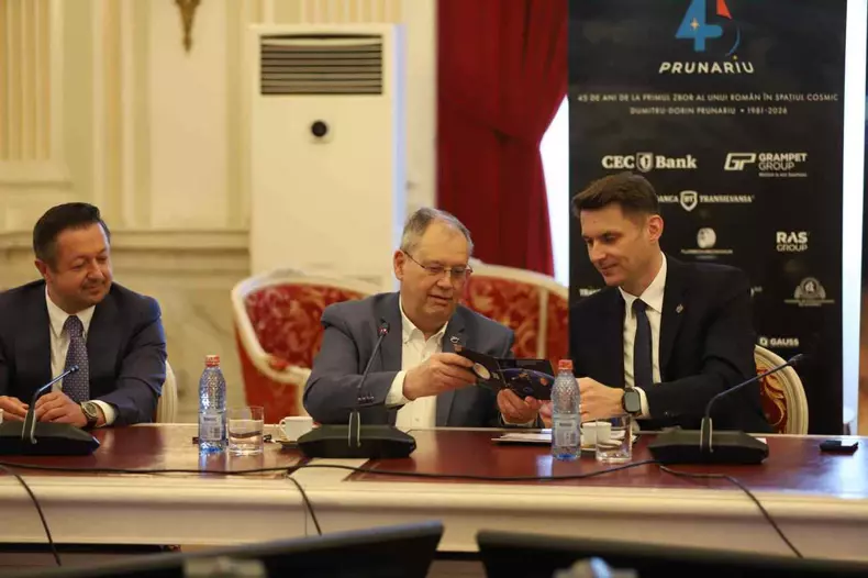 Dumitru Prunariu, singurul român care a zburat în Cosmos, aniversat în Senat după 45 de ani de la misiunea Soyuz 40 (7)