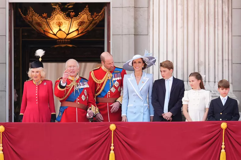 Prințesa Charlotte de Wales, Prințul George de Wales, Catherine, Prințesa de Wales și Prințul Louis de Wales în timpul ceremoniei Trooping the Colour, desfășurată pe 13 iunie 2026 la Londra, Anglia. Trooping the Colour este o paradă ceremonială organizată pentru a marca ziua oficială de naștere a monarhului britanic.