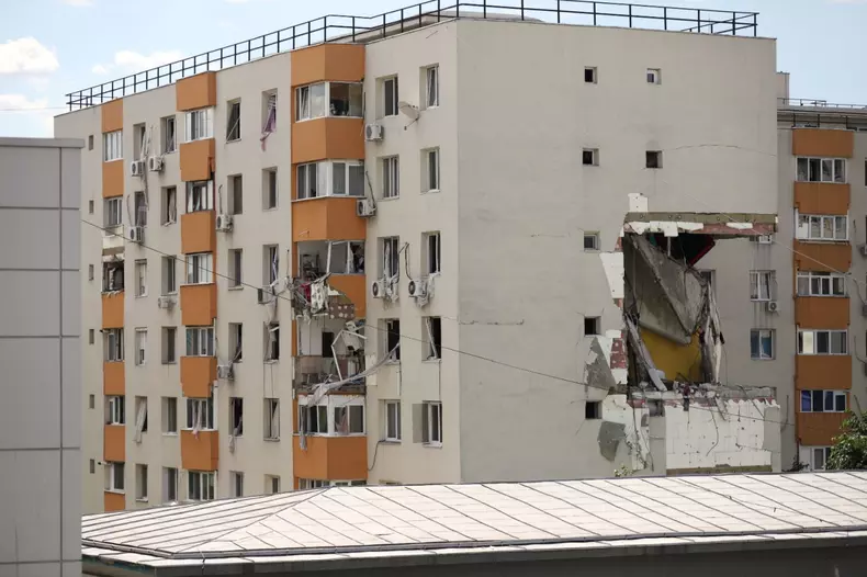 Blocul din strada Vicina arată la fel ca acum 9 luni când s-a produs explozia