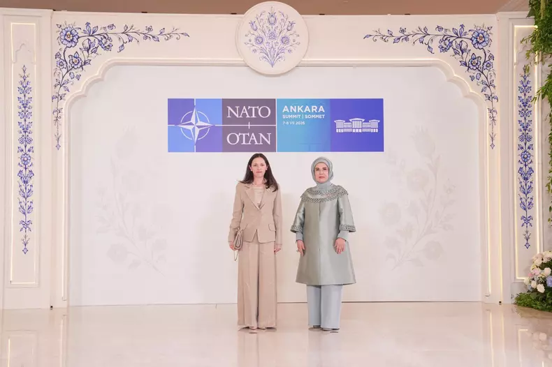 Mirabela Grădinaru a participat la evenimentele organizate de Emine Erdoğan pentru partenerele liderilor prezenți la Summitul NATO de la Ankara FOTO: Profimedia