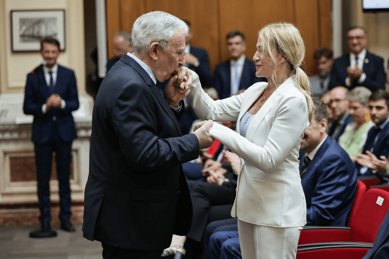 Nadia  Comăneci alături de guvernatorul BNR, Mugur Isăresu. Foto Vlad  Chirea (3)