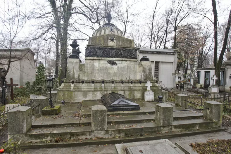mausoleu-ghica__2__01.jpg