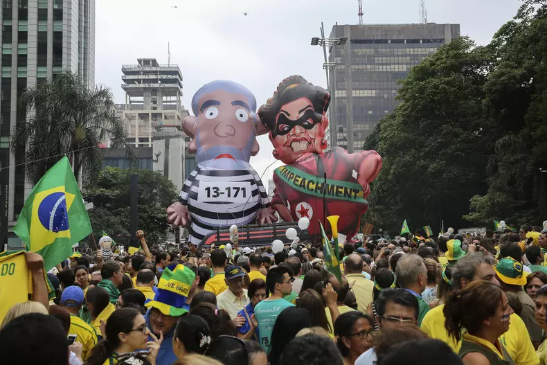 Thousands of Brazilian people concentrate to require the recall of President Rousseff