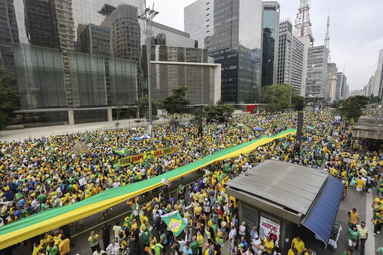 Thousands of Brazilian people concentrate to require the recall of President Rousseff