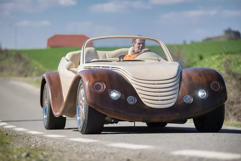 Un român a construit o mașină de lemn