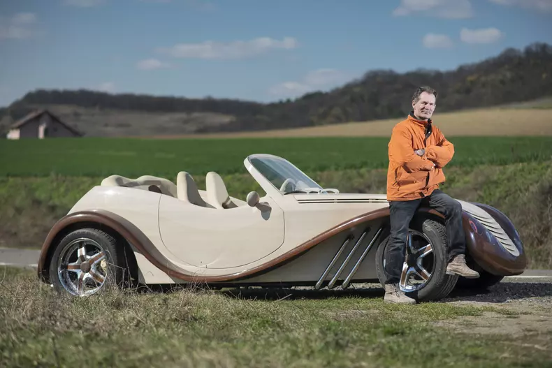 Un român a construit o mașină de lemn