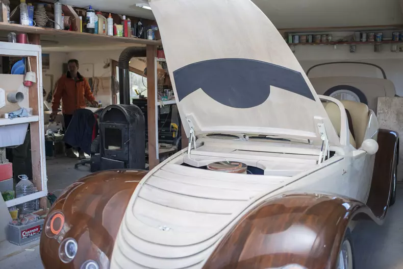 Un român a construit o mașină de lemn