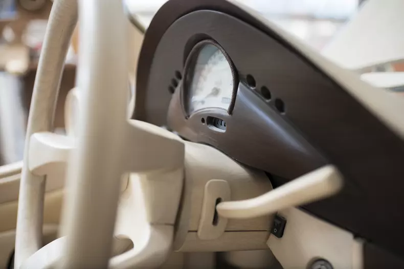 Un român a construit o mașină de lemn