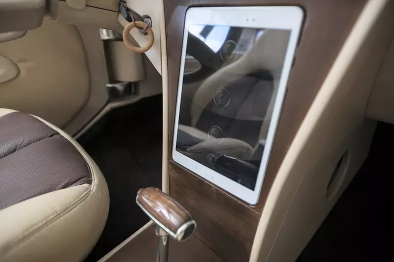 Un român a construit o mașină de lemn