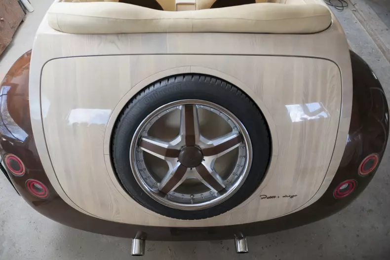 Un român a construit o mașină de lemn