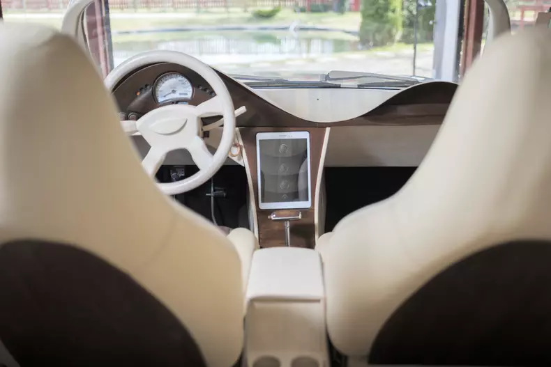 Un român a construit o mașină de lemn