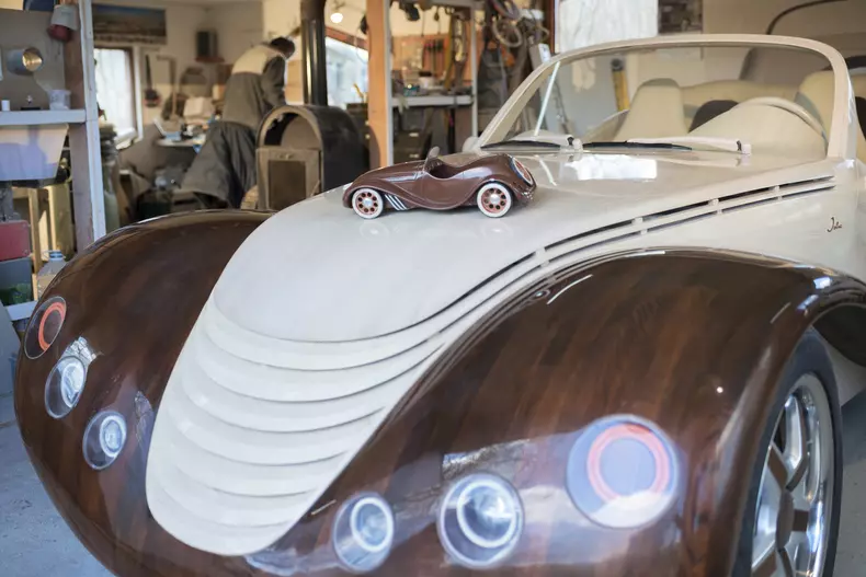 Un român a construit o mașină de lemn